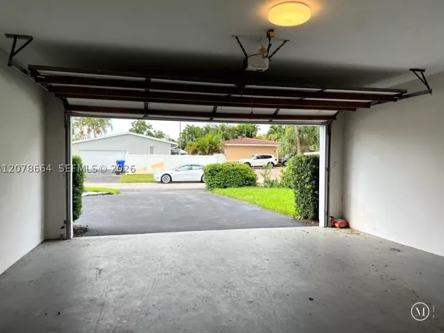 2-bedroom home for rent in Fort Lauderdale - 1931 NE 55th Ct - MondialRealty