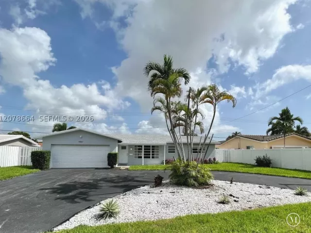 2-bedroom home for rent in Fort Lauderdale - 1931 NE 55th Ct - MondialRealty