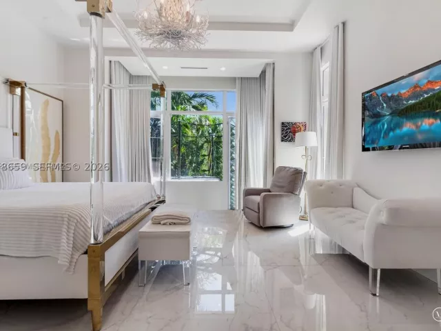 6-bedroom home for sale in Bay Harbor Islands - 1360 98th St - MondialRealty