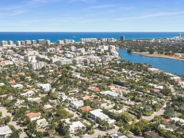 6-bedroom home for sale in Bay Harbor Islands - 1360 98th St - MondialRealty