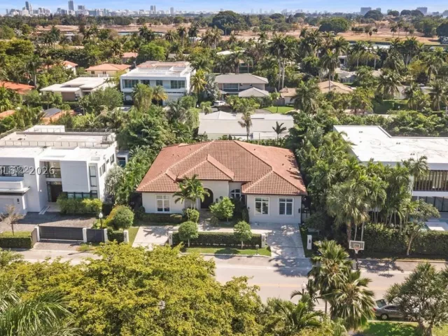 6-bedroom home for sale in Bay Harbor Islands - 1360 98th St - MondialRealty