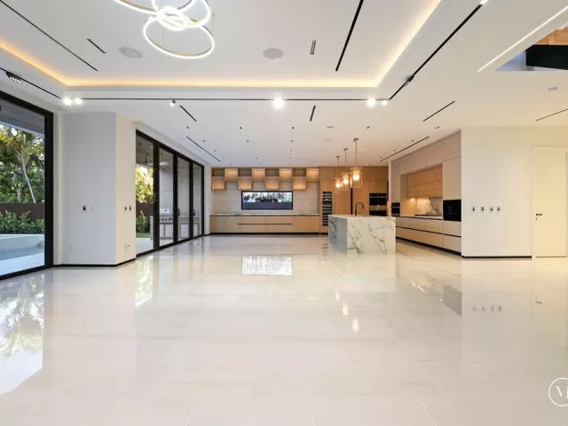 5-bedroom home for sale in Fort Lauderdale - 728 NE 17th Terrace - MondialRealty