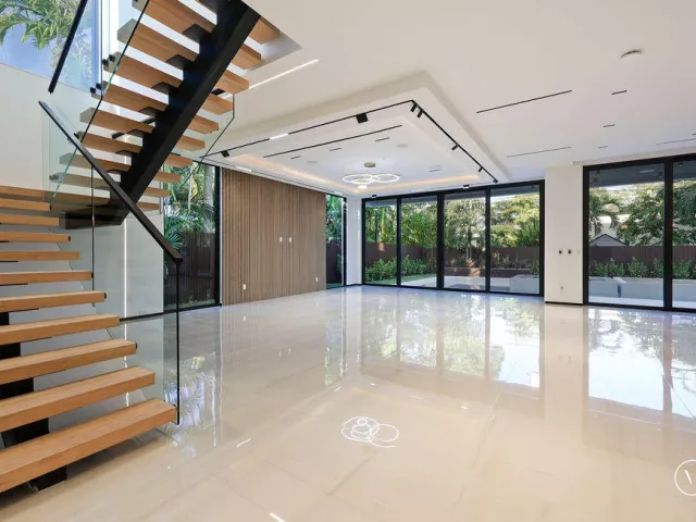5-bedroom home for sale in Fort Lauderdale - 728 NE 17th Terrace - MondialRealty