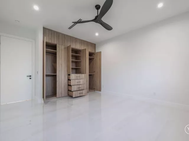 5-bedroom home for sale in Fort Lauderdale - 728 NE 17th Terrace - MondialRealty