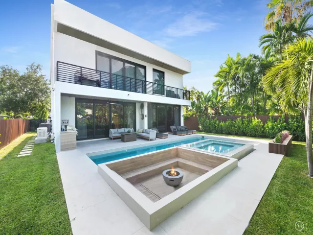 5-bedroom home for sale in Fort Lauderdale - 728 NE 17th Terrace - MondialRealty