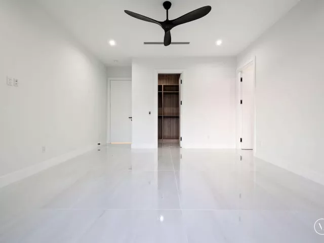 5-bedroom home for sale in Fort Lauderdale - 728 NE 17th Terrace - MondialRealty