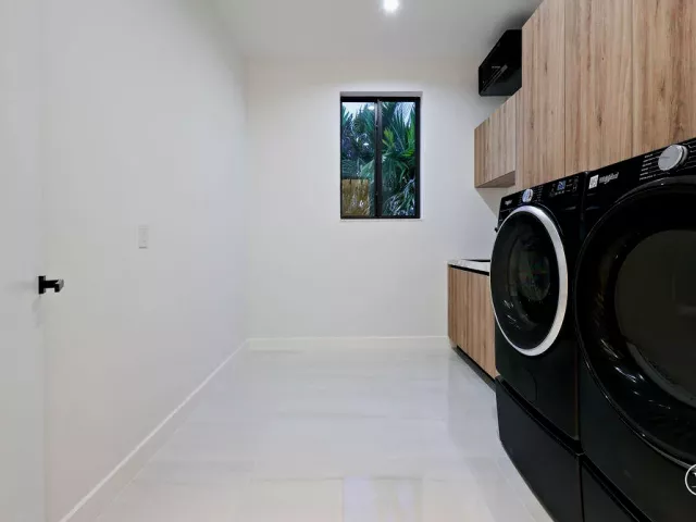 5-bedroom home for sale in Fort Lauderdale - 728 NE 17th Terrace - MondialRealty