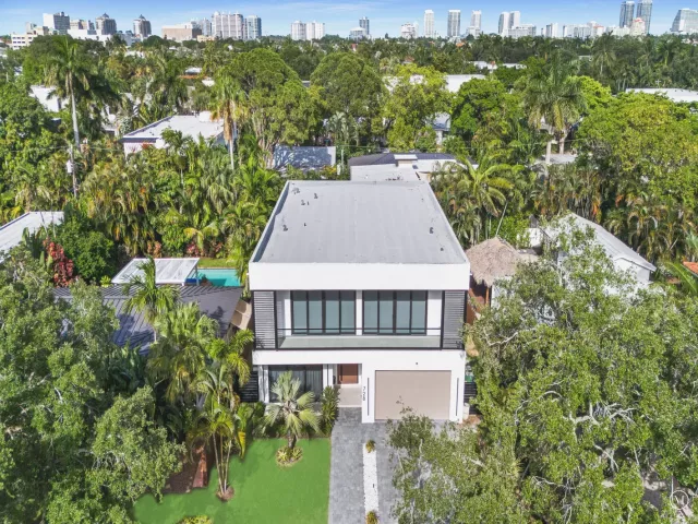 5-bedroom home for sale in Fort Lauderdale - 728 NE 17th Terrace - MondialRealty