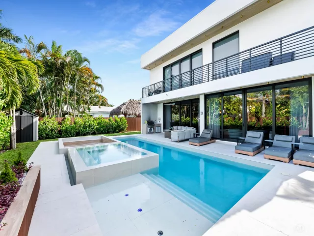 5-bedroom home for sale in Fort Lauderdale - 728 NE 17th Terrace - MondialRealty