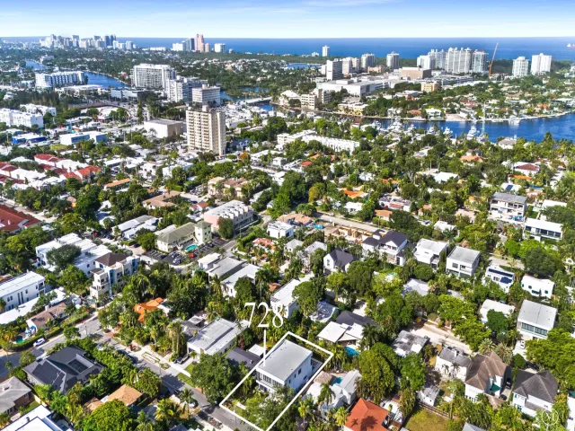 5-bedroom home for sale in Fort Lauderdale - 728 NE 17th Terrace - MondialRealty