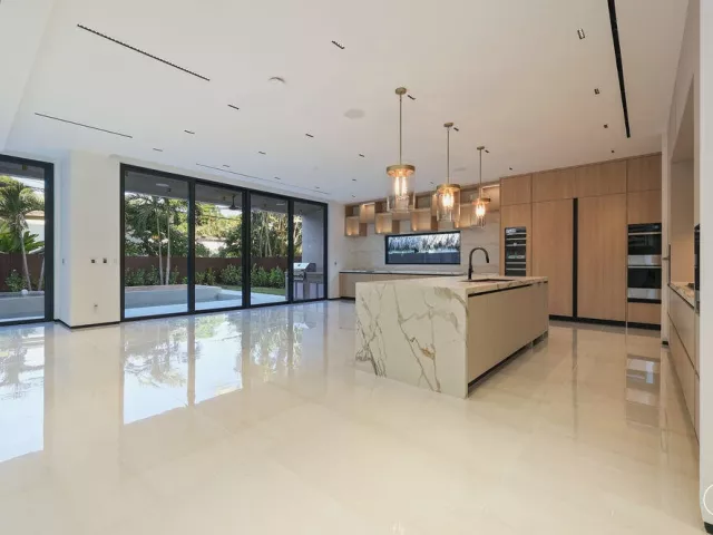 5-bedroom home for sale in Fort Lauderdale - 728 NE 17th Terrace - MondialRealty