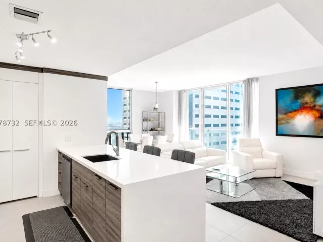 2-bedroom condo for sale in Miami - 300 S Biscayne Blvd T-1816 - MondialRealty