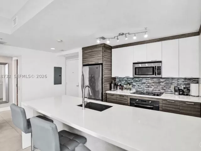2-bedroom condo for sale in Miami - 300 S Biscayne Blvd T-1816 - MondialRealty