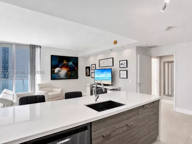 2-bedroom condo for sale in Miami - 300 S Biscayne Blvd T-1816 - MondialRealty