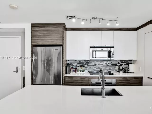 2-bedroom condo for sale in Miami - 300 S Biscayne Blvd T-1816 - MondialRealty