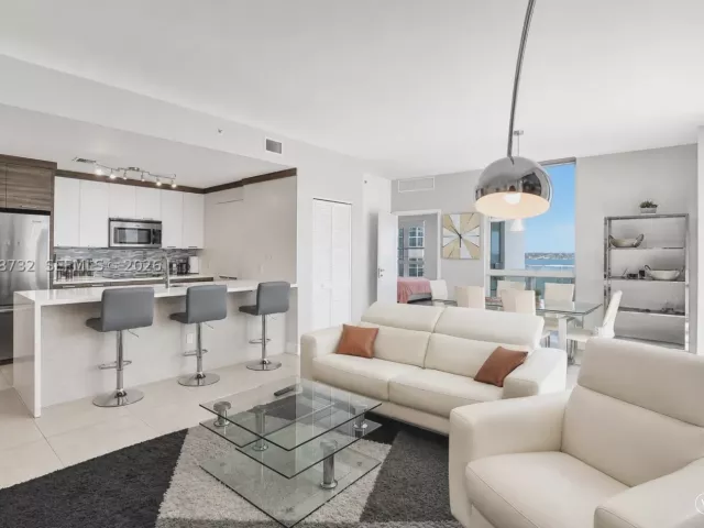 2-bedroom condo for sale in Miami - 300 S Biscayne Blvd T-1816 - MondialRealty
