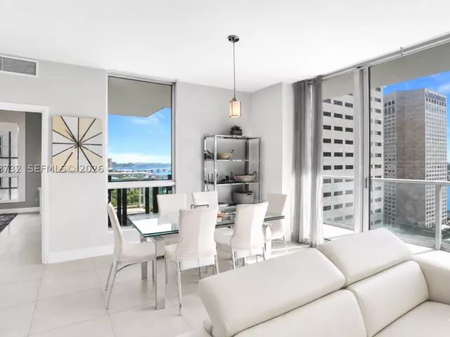2-bedroom condo for sale in Miami - 300 S Biscayne Blvd T-1816 - MondialRealty