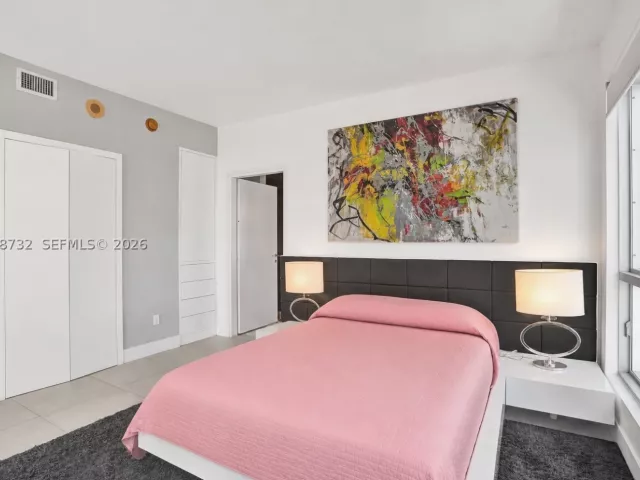 2-bedroom condo for sale in Miami - 300 S Biscayne Blvd T-1816 - MondialRealty