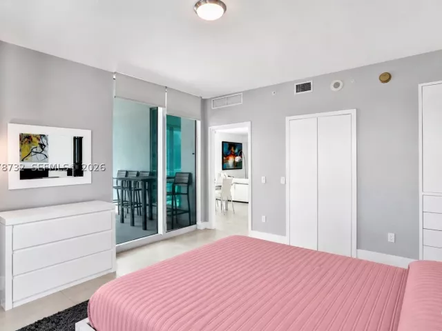 2-bedroom condo for sale in Miami - 300 S Biscayne Blvd T-1816 - MondialRealty