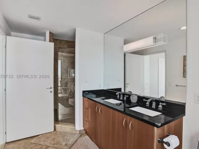 2-bedroom condo for sale in Miami - 300 S Biscayne Blvd T-1816 - MondialRealty