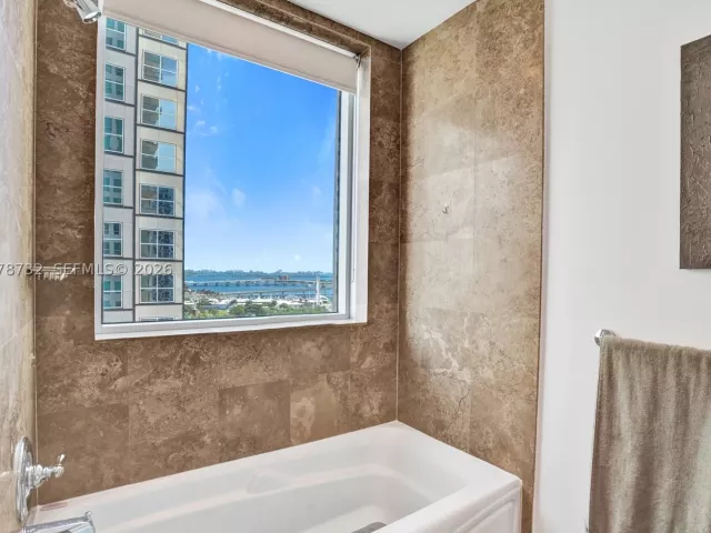 2-bedroom condo for sale in Miami - 300 S Biscayne Blvd T-1816 - MondialRealty