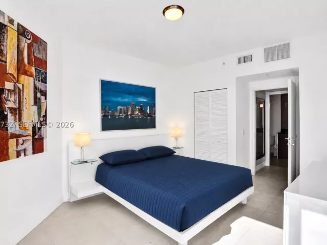 2-bedroom condo for sale in Miami - 300 S Biscayne Blvd T-1816 - MondialRealty