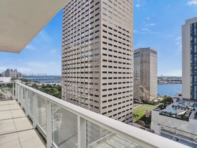 2-bedroom condo for sale in Miami - 300 S Biscayne Blvd T-1816 - MondialRealty