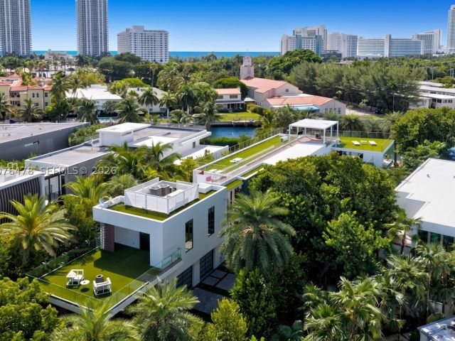 6-bedroom home for sale in Miami Beach - 528 Lakeview Ct - MondialRealty