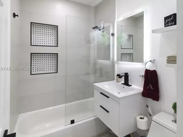 3-bedroom home for sale in Miami - 14940 Pierce St - MondialRealty