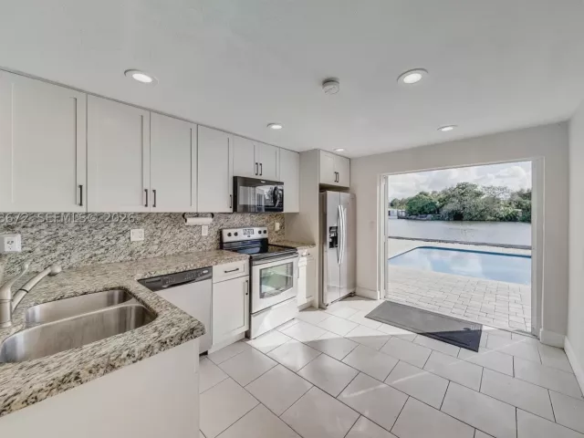 3-bedroom home for rent in Hollywood - 5900 N FARRAGUT DR 0 - MondialRealty