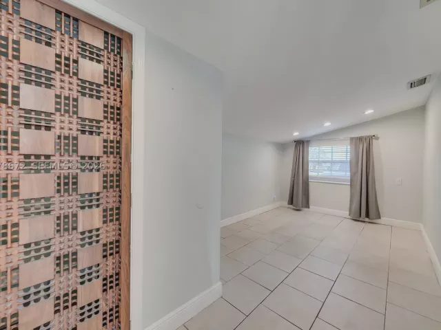 3-bedroom home for rent in Hollywood - 5900 N FARRAGUT DR 0 - MondialRealty