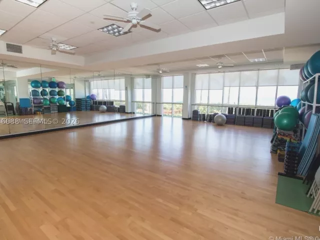2-bedroom condo for rent in Sunny Isles Beach - 16425 Collins Ave 2016 - MondialRealty