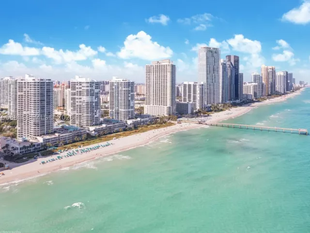 2-bedroom condo for rent in Sunny Isles Beach - 16425 Collins Ave 2016 - MondialRealty
