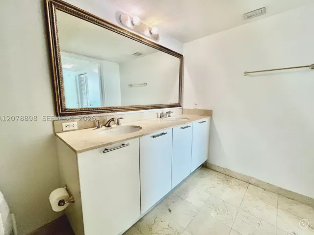 2-bedroom condo for sale in Miami - 1800 N Bayshore Dr 3710 - MondialRealty