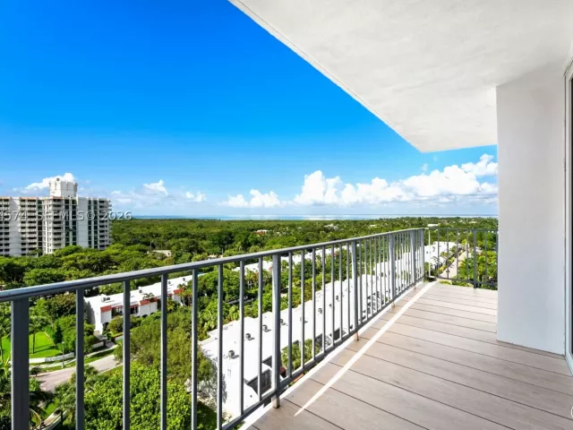 3-bedroom condo for sale in Key Biscayne - 881 Ocean Dr 10A - MondialRealty