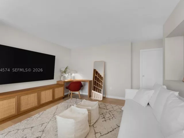 3-bedroom condo for sale in Key Biscayne - 881 Ocean Dr 10A - MondialRealty