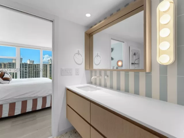 3-bedroom condo for sale in Key Biscayne - 881 Ocean Dr 10A - MondialRealty
