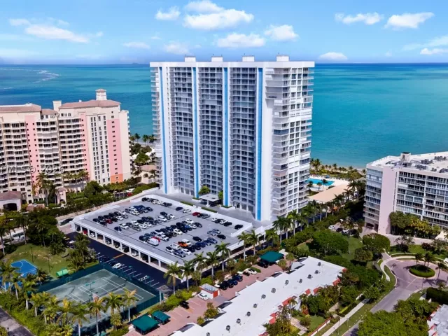 3-bedroom condo for sale in Key Biscayne - 881 Ocean Dr 10A - MondialRealty