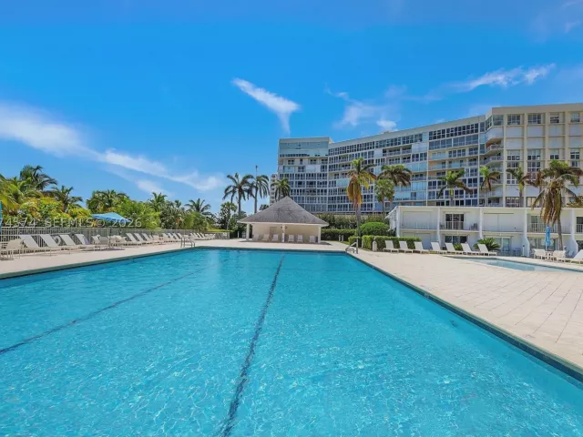 3-bedroom condo for sale in Key Biscayne - 881 Ocean Dr 10A - MondialRealty