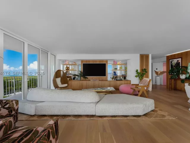 3-bedroom condo for sale in Key Biscayne - 881 Ocean Dr 10A - MondialRealty