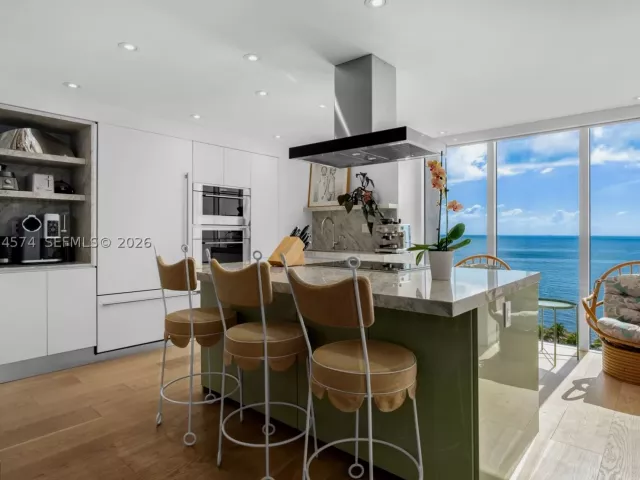 3-bedroom condo for sale in Key Biscayne - 881 Ocean Dr 10A - MondialRealty