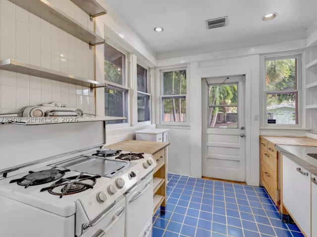 3-bedroom home for rent in Fort Lauderdale - 1031 SW 4th St - MondialRealty