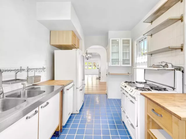 3-bedroom home for rent in Fort Lauderdale - 1031 SW 4th St - MondialRealty