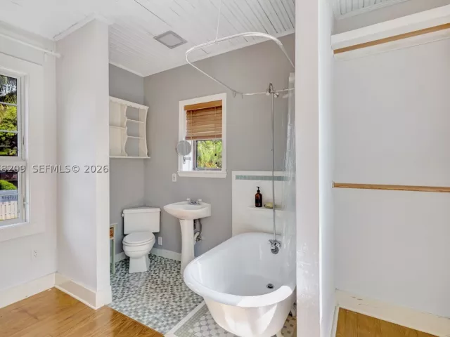 3-bedroom home for rent in Fort Lauderdale - 1031 SW 4th St - MondialRealty