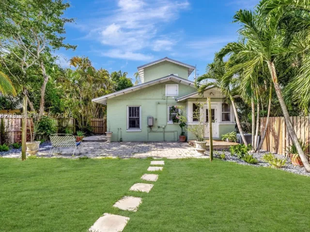3-bedroom home for rent in Fort Lauderdale - 1031 SW 4th St - MondialRealty