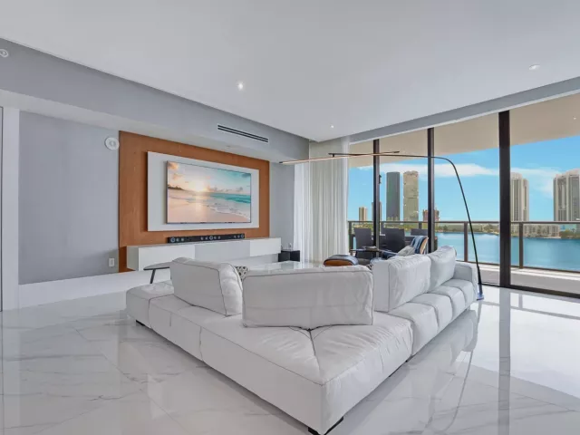 4-bedroom condo for rent in Aventura - 5000 ISLAND ESTATES Drive 805 - MondialRealty