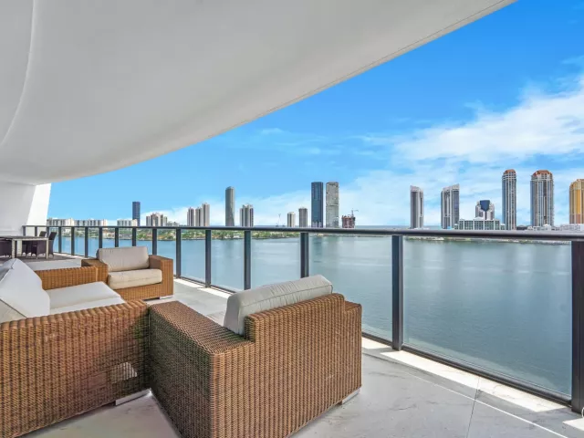 4-bedroom condo for rent in Aventura - 5000 ISLAND ESTATES Drive 805 - MondialRealty
