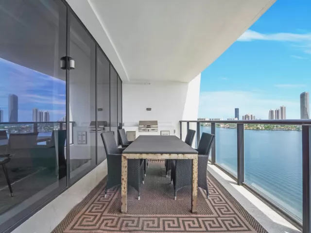 4-bedroom condo for rent in Aventura - 5000 ISLAND ESTATES Drive 805 - MondialRealty
