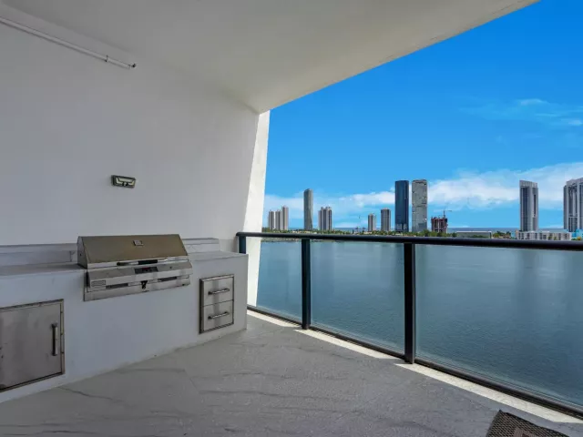 4-bedroom condo for rent in Aventura - 5000 ISLAND ESTATES Drive 805 - MondialRealty