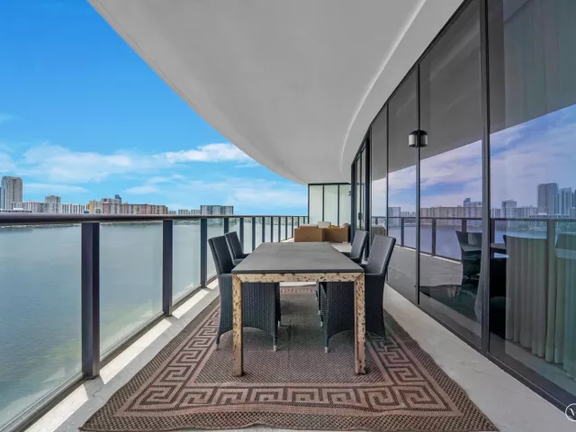 4-bedroom condo for rent in Aventura - 5000 ISLAND ESTATES Drive 805 - MondialRealty